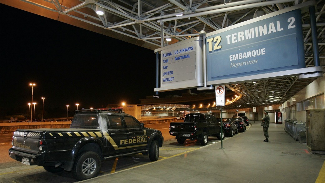 Alvo da Interpol com dezenas de mandados é preso ao desembarcar no Rio