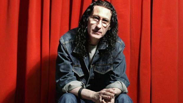 Gerald Thomas expõe passado com artista e reage: ‘venda de cocaína’