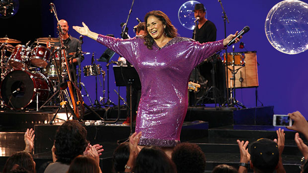 CAFONICE E GLÓRIA – Fafá de Belém, recebida com gritinhos de “linda”, lembra que apresentar-se no Globo de Ouro original era garantia de shows lotados