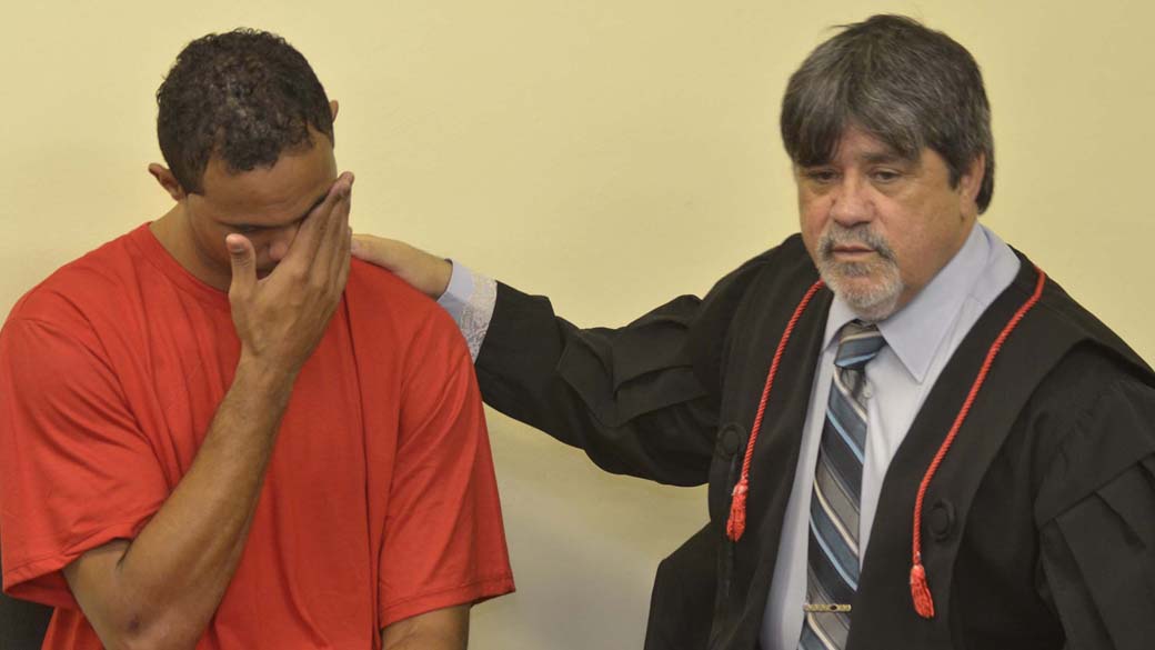 O ex-goleiro Bruno e seu advogado, Lucio Adolfo, no f&oacute;rum de Contagem, em 05/03/2013