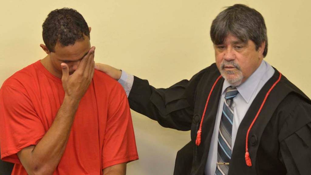 O ex-goleiro Bruno e seu advogado, Lucio Adolfo, no f&oacute;rum de Contagem, em 05/03/2013