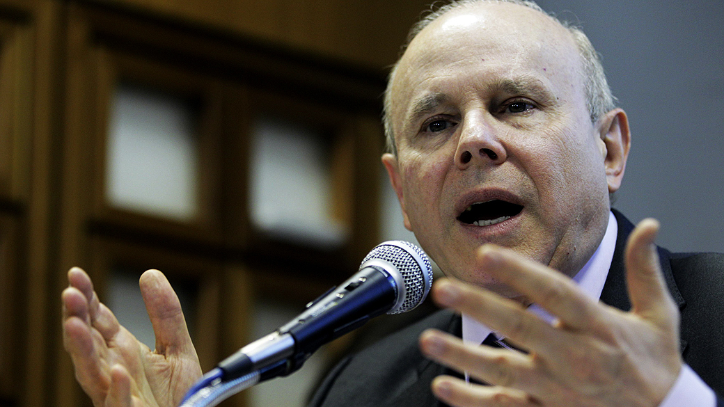 Ministro Guido Mantega anuncia incentivos fiscais para veículos com menor consumo de combustível