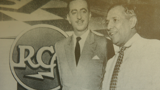homero-silva-e-francisco-assis-chateaubriand-na-cerimonia-de-estreia-da-primeira-transmissao-da-televisao-brasileira-pela-tv-tupi-original.jpeg Homero Silva e Francisco Assis Chateaubriand, na cerimônia de estréia da primeira transmissão da televisão brasileira, pela TV Tupi