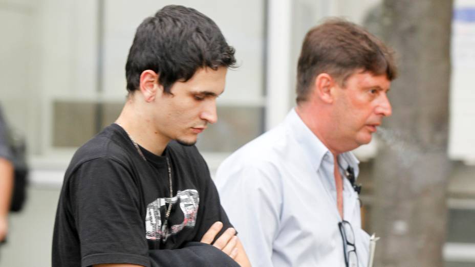 Iago Oliveira, que era amigo da adolescente Eloá Quadros, deixa o Fórum de Santo André após testemunhar no julgamento de Lindemberg Fernandes, assassino de Eloá