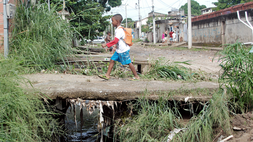 Em São Gonçalo, bairro com problemas de pavimentação, calçada, sem bueiros e com esgoto a céu aberto