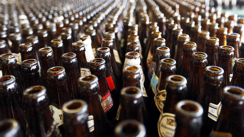 Na imagem, planta de engarrafamento da cervejaria bávara 'Weihenstephan' é fotografada em em Freising, na Alemanha. As vendas de cerveja aumentaram no país - que é hoje o maior produtor da Europa, no primeiro semestre do ano, graças a um grande salto na demanda durante a Copa do Mundo, em junho/julho