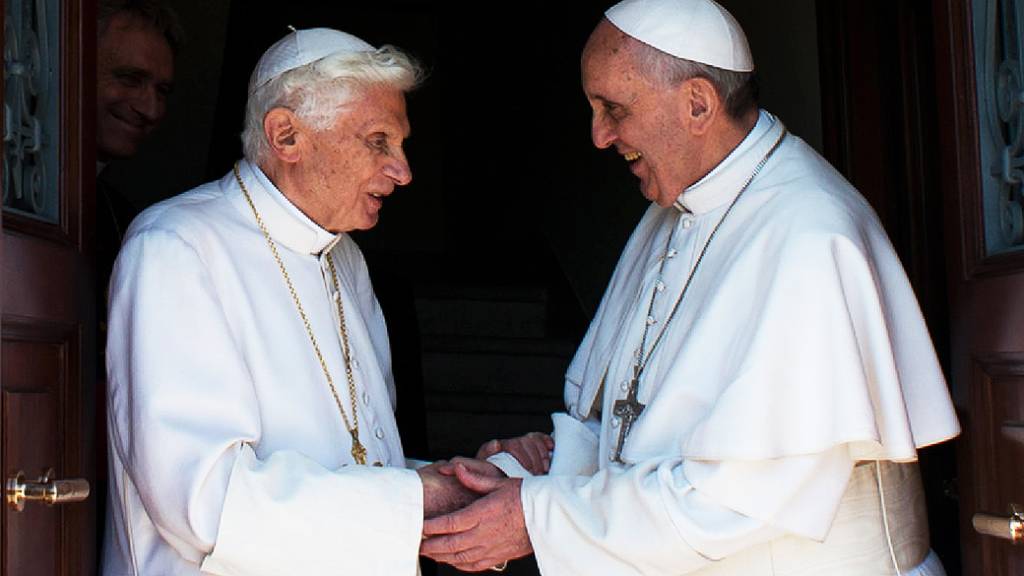 imagens-do-dia-best-pictures-of-day-20130502-39-original.jpeg Papa Francisco saúda o Papa emérito Bento XVI após 2 meses de sua renúncia, no mosteiro Mater Ecclesiae, no Castelo de Gandolfo, Vaticano
