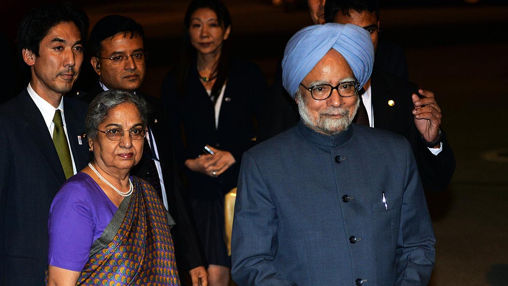 O primeiro-ministro indiano Manmohan Singh acompanhado de sua esposa Gursharan Kaur chega ao Aeroporto Internacional de Tóquio em uma visita de quatro dias para conversações com o primeiro-ministro japonês, Shinzo Abe, para fortalecer a parceria estratégica e global entre os dois países