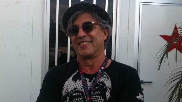 Em show, Ivan Lins ironiza Gilmar, critica Globo e pede favor a embaixador