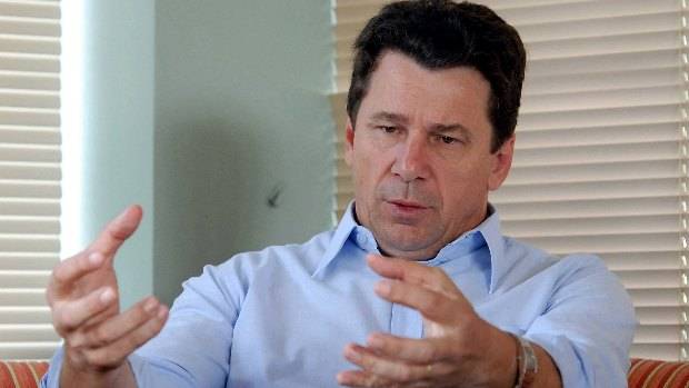 Senador investigado discursa contra a corrupção