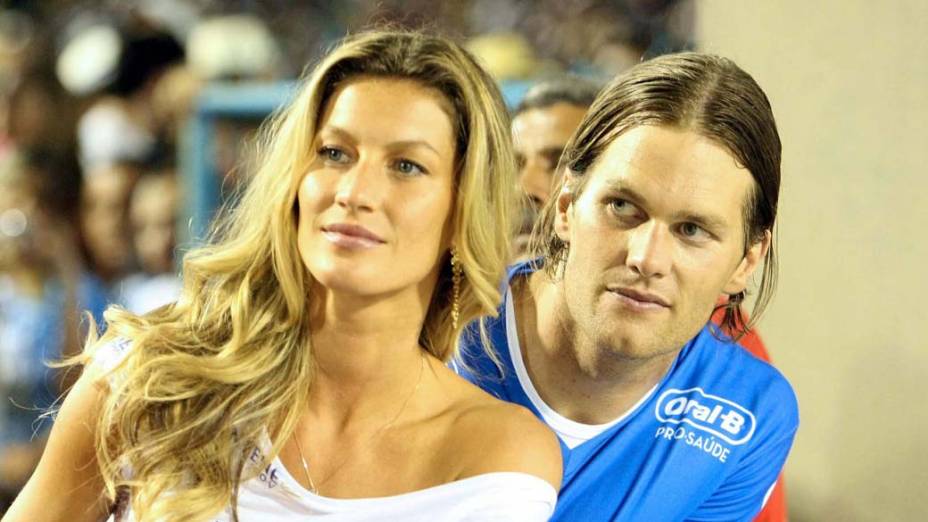 Tom Brady e a esposa Gisele Bündchen durante desfile de Carnaval no Rio de Janeiro