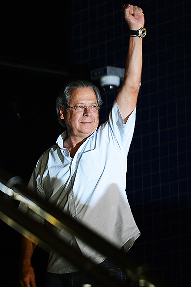 José Dirceu se entrega na sede da Polícia Federal, em São Paulo