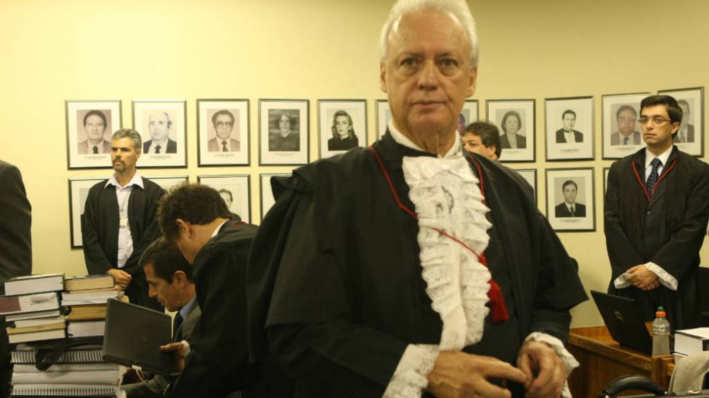 Rui Pimenta, advogado do goleiro Bruno, na sala de audi&ecirc;ncia do F&oacute;rum, em Contagem