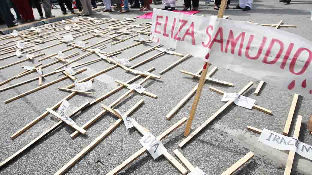 Populares realizam manifesta&ccedil;&atilde;o em frente ao f&oacute;rum de Contagem, Minas Gerais antes do in&iacute;cio do julgamento do goleiro Bruno e outros 4 acusados de sequestro e assassinato de Eliza Samudio