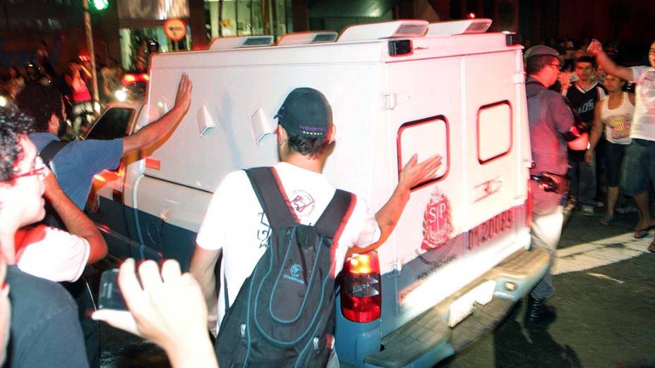 Lindemberg, condenado a 98 anos e 10 meses de prisão, sendo levado após julgamento