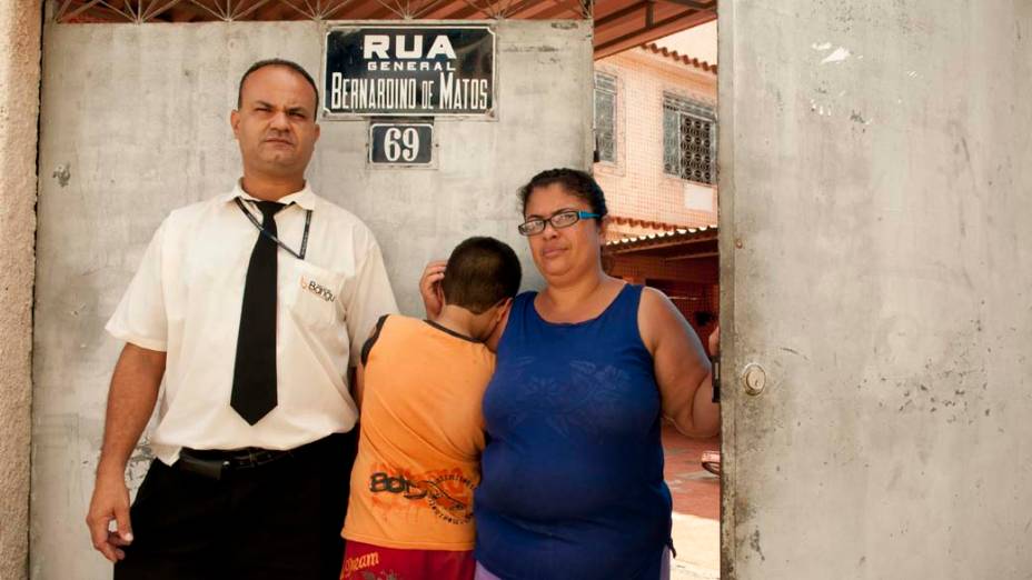 Lucia Regina da Silva, com o marido Marcos Aurelio da Silva e o filho Marcos Vinicius, aluno da Escola Municipal Tasso da Silveira, no bairro Realengo, Rio de Janeiro<br>