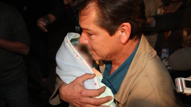 Lu&iacute;s Carlos Samudio, pai da Eliza Samudio,  ex-amante do goleiro Bruno, com o filho do casal