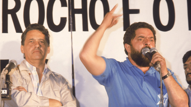 O então sindicalista Luiz Inácio Lula da Silva discursa ao lado do sociólogo Fernando Henrique Cardoso, durante comício das Diretas Já, em 1984