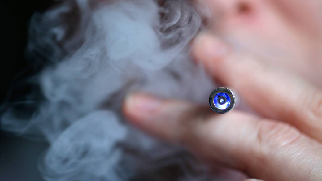 Cigarro eletrônico pode causar convulsões, alerta agência de saúde
