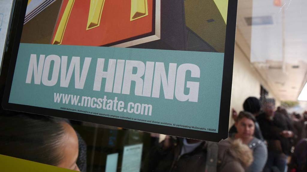 Setor privado dos Estados Unidos supera projeções e cria 104 000 empregos em julho