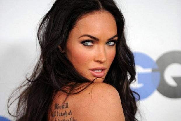 Coberta de tinta preta, Megan Fox anuncia gravidez