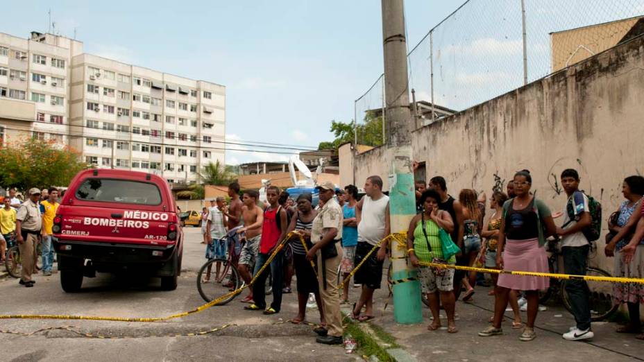 Moradores em frente a Escola Municipal Tasso da Silveira, no bairro Realengo, Rio de Janeiro