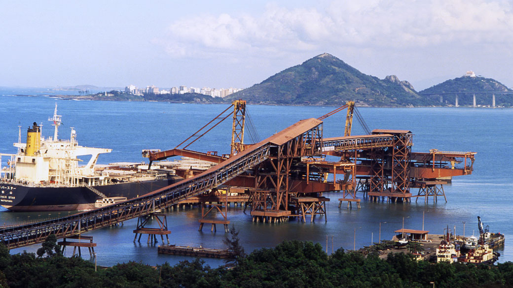 Embarque de minério da Vale no Porto de Tubarão, Espírito Santo