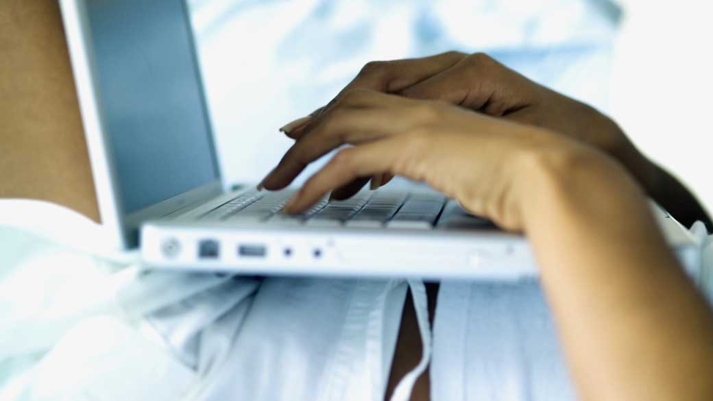 Baleia Azul: Mulher navegando pela Internet