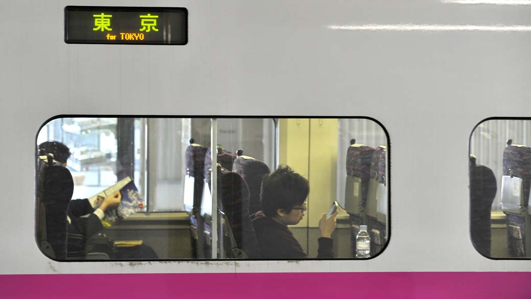 Passageiros em um trem-bala na estação de Sendai, antes da sua partida para Tóquio. É a primeira vez, desde o terremoto e tsunami, que o trem faz esse trajeto