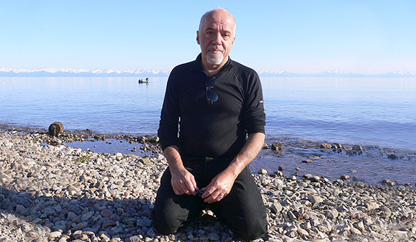 Paulo Coelho na viagem pela ferrovia Transiberiana. Parte do Caminho de Jerusalém, ela é tratada no novo livro do autor, 'O Aleph'
