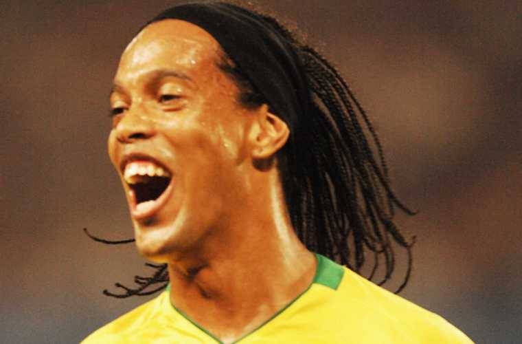 Ronaldinho Ga&uacute;cho, durante os Jogos Ol&iacute;mpicos de Pequim, em 2008. Com ou sem trancinhas, o jogador tamb&eacute;m &eacute; adepto do cabelo longo.