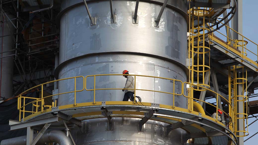 Operário na construção da Petroquímica Suape, no Porto de Suape em Ipojuca, Pernambuco