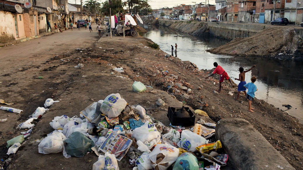 Crianças brincam nas ruas favela: sem medo de balas perdidas