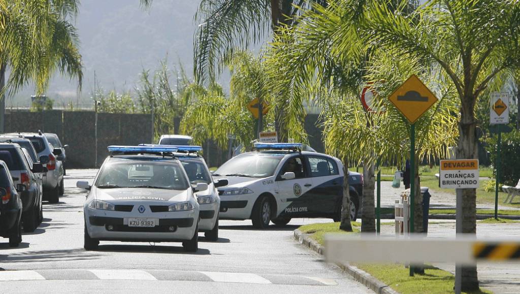 Policiais civis deixam o condom&iacute;nio do jogador Bruno, no Recreio dos Bandeirantes: menor encontrado na casa do goleiro &eacute; suspeito de ter participado da morte de Eliza Samudio