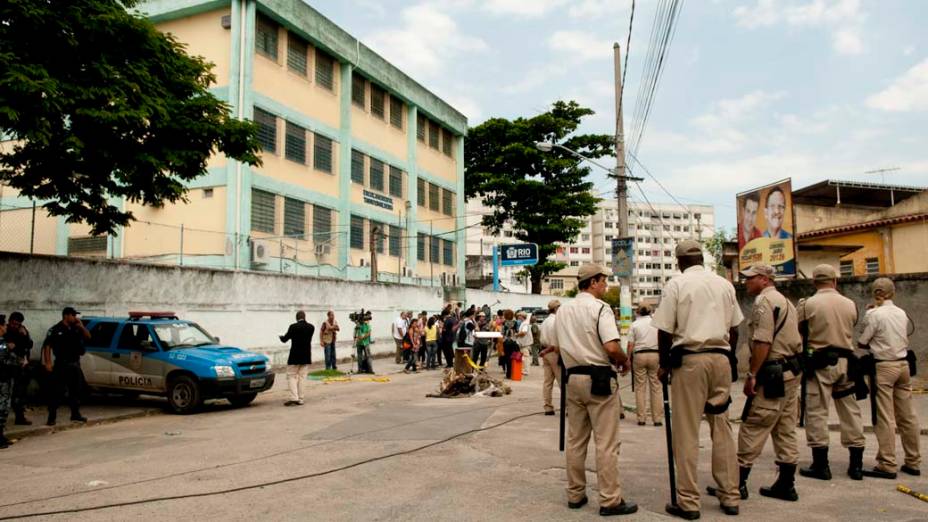 Policiais em frente a Escola Municipal Tasso da Silveira, no bairro Realengo, Rio de Janeiro