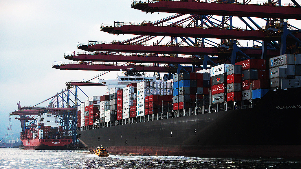 Com tarifaço, Brasil vende 20% a menos para EUA, mas exportação total avança