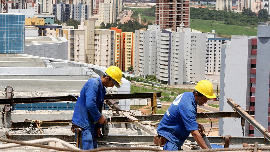 prédio em construção em Brasília