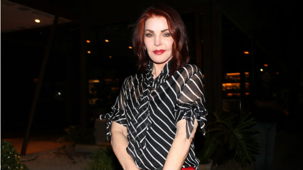 Priscilla Presley é acusada por ex-sócios de desligar aparelhos que mantinham filha viva