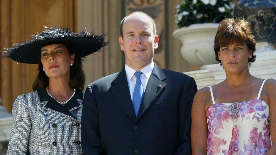 Príncipe Albert com as suas irmãs Stephanie (direita) e Caroline (esquerda) em Mônaco, 2005