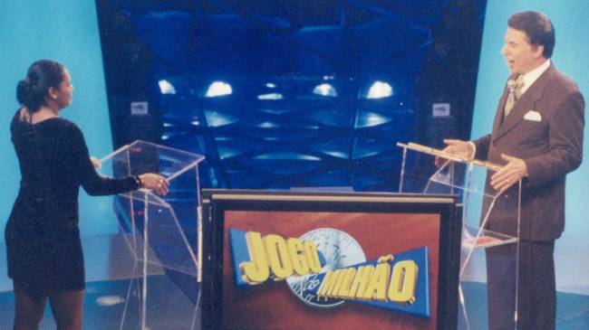 programa-jogo-milhao-1999-original.jpeg Silvio Santos apresenta o Jogo do Milhão, em 1999