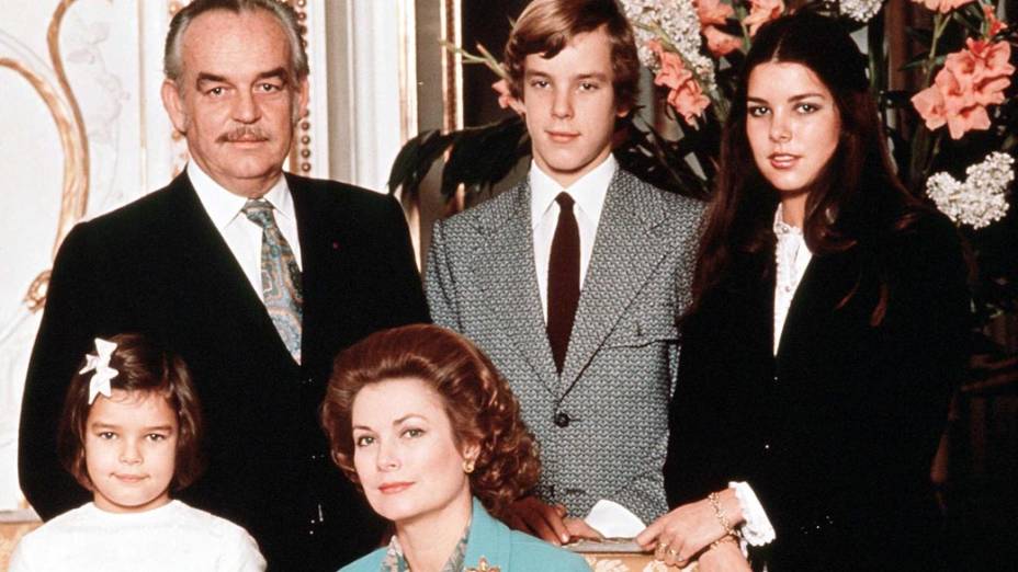 Família Real de Mônaco em 1972. Da esquerda para a direita: Princípe Rainier, príncipe Albert e princesa Caroline com Grace Kelly e Stephanie sentadas