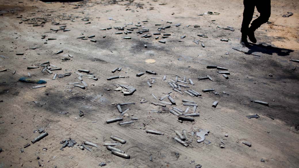 Rebelde em área de combate na cidade de Misrata, Líbia