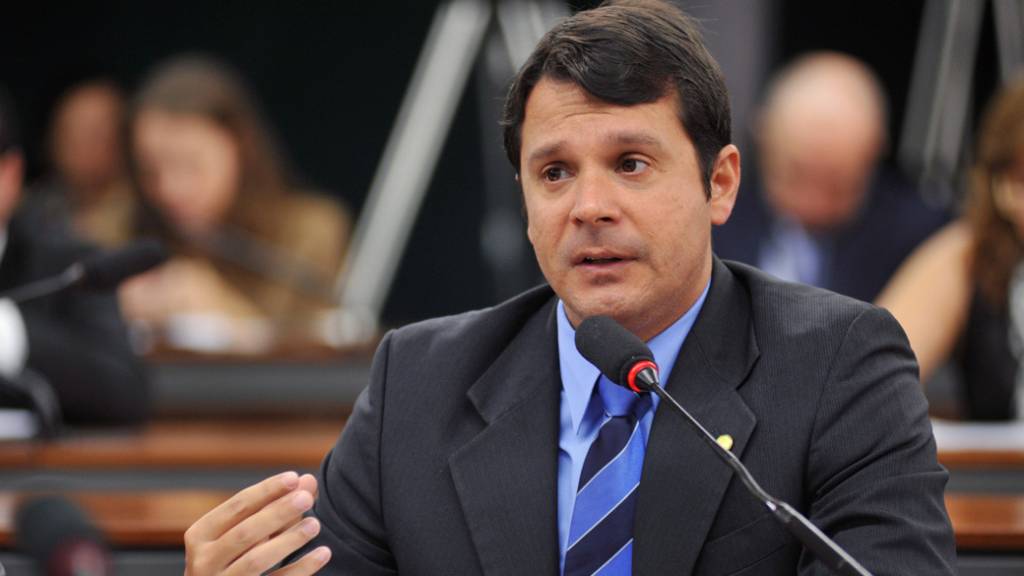 Traído pelo União Brasil, Reguffe ameaça sair da política no DF