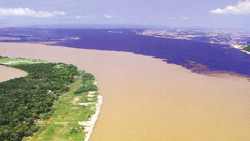 Vista aérea do Rio Negro, onde aconteceu o naufrágio, na região em que encontra o Rio Solimões