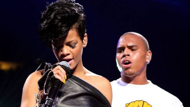O ataque de fúria de ex-namorado abusivo de Rihanna – agora, no palco