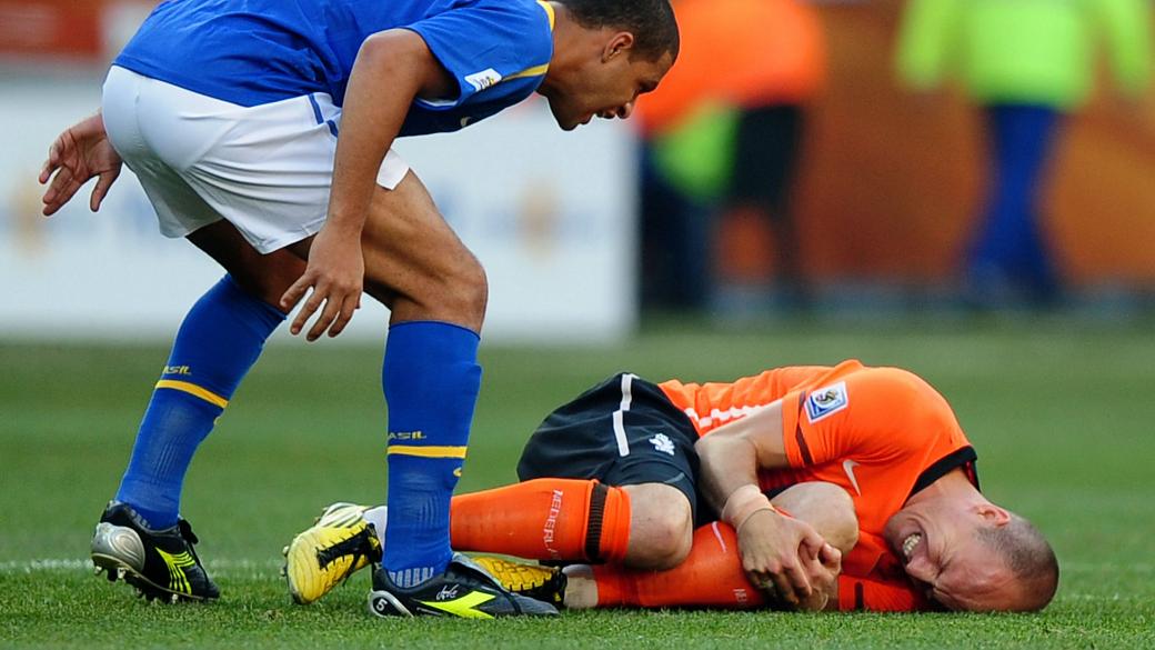 Felipe Melo xinga Robben, da Holanda, no jogo em que o Brasil foi eliminado da Copa de 2010