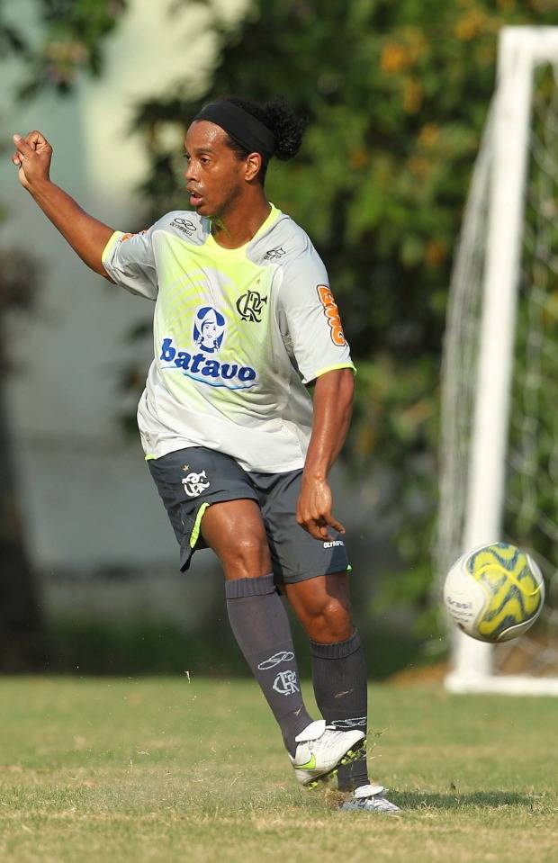 Olhar para um lado, bola para o outro: um dos passes com a marca de Ronaldinho Ga&uacute;cho no treino coletivo de segunda-feira