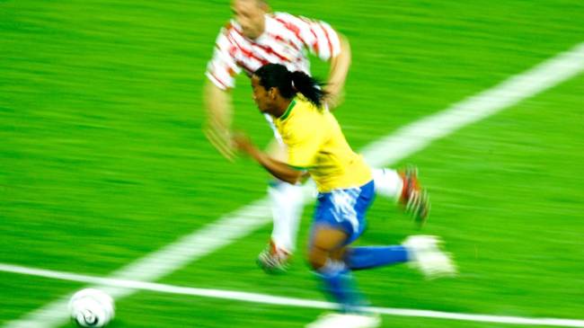 Ronaldinho Gaúcho é marcado por Kovac, da Croácia, na estreia do Brasil na Copa de 2006