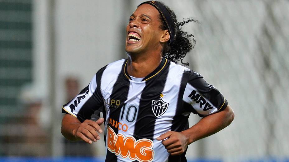 Ronaldinho Gaúcho comemora gol no jogo do Atlético-MG contra Arsenal de Sarandi