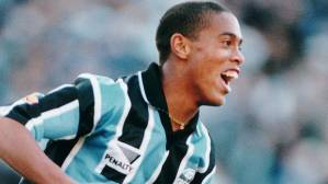 ronaldinho-gaucho-atuando-pelo-gremio-original.jpeg Ronaldinho Gaúcho atuando pelo Grêmio